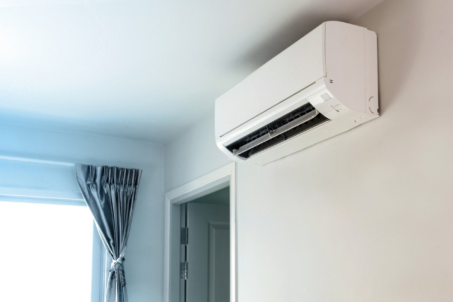 Salon moderne &eacute;quip&eacute; d'une climatisation r&eacute;versible performante dans une maison &agrave; Domont.