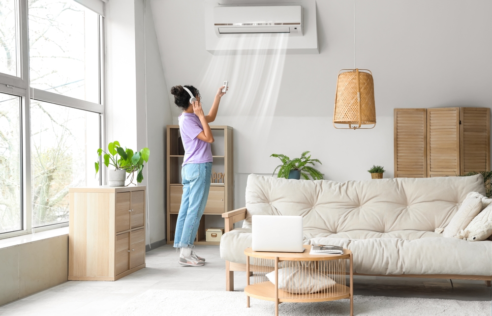 Technicien installant une climatisation r&eacute;versible dans un logement &agrave; Enghien-les-Bains.