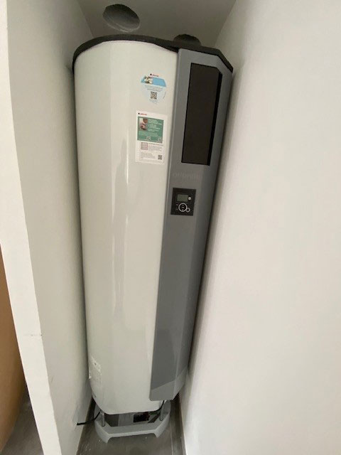 Installation par une entreprise de chauffage dans le Val d'Oise d'un ballon d'eau chaude ou ballon thermodynamique
