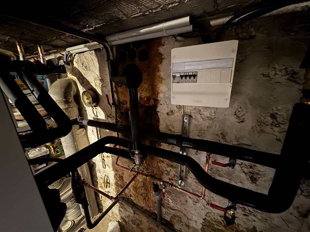 Raccordements et calorifugeage d’une pompe à chaleur air/eau Atlantic IXTRA M9 Raccordements hydrauliques et calorifugeage des réseaux d’une pompe à chaleur air/eau Atlantic IXTRA M9 installée en sous-sol dans les Yvelines